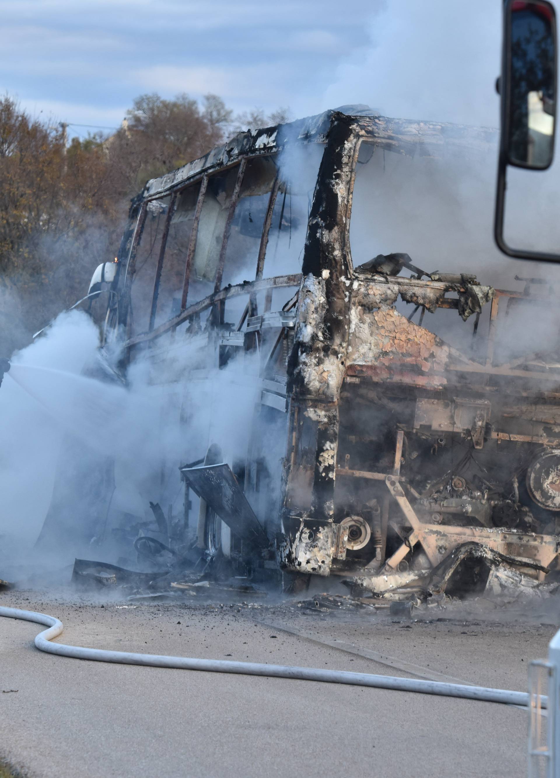 Danilo Kraljice: Vatrogasci gase autobus koji se zapalio