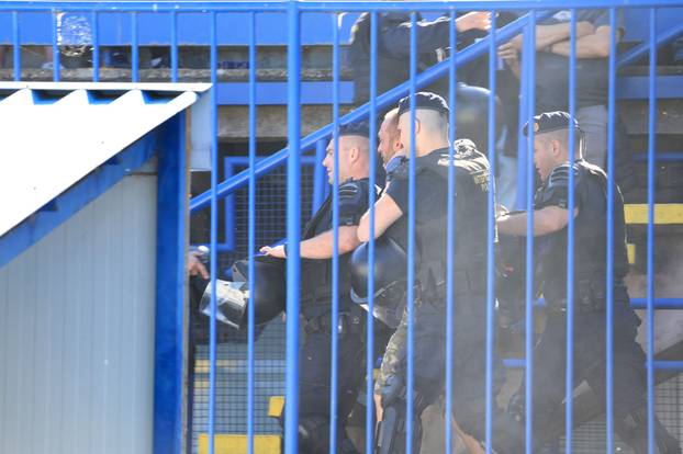 Policija privodi navijače na utakmici između Dinama i Hajduka