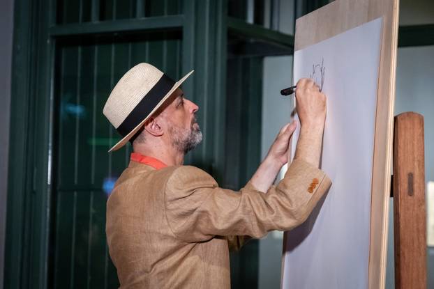 Zagreb: Damir Karaka&scaron; umjetni&ccaron;kim performansom otvorio vlastitu izlo&zcaron;bu