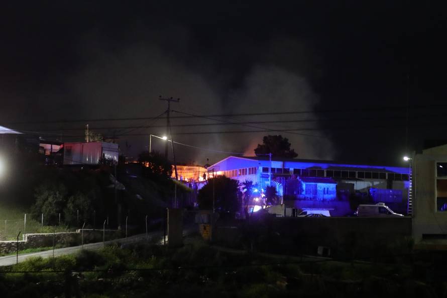 Mitilene na Lezbosu: Vatrogasci se bore s požarom u školi gdje se školuju migranti