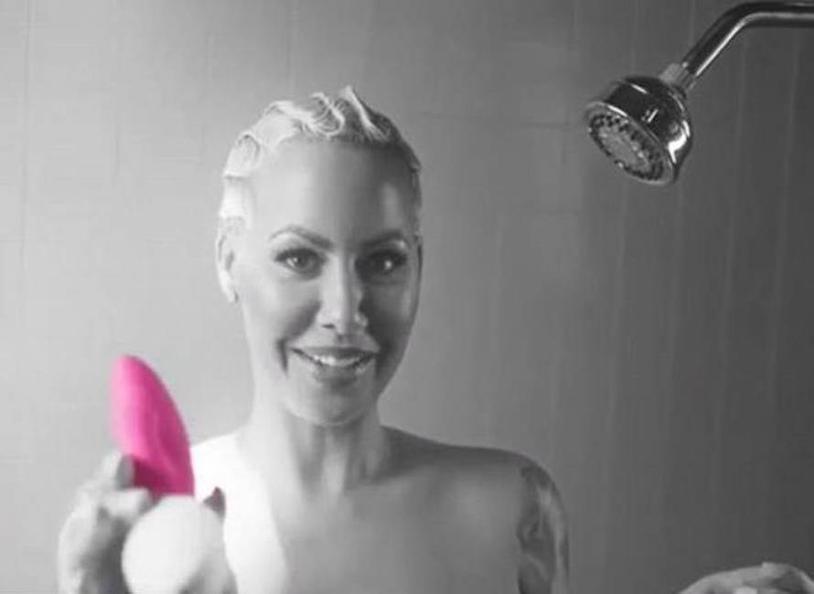 Amber glumila scenu iz 'Psiha' u reklami za rozu seks-igračku
