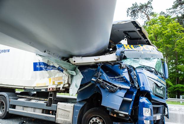 Wind turbine slips off lorry and causes accident