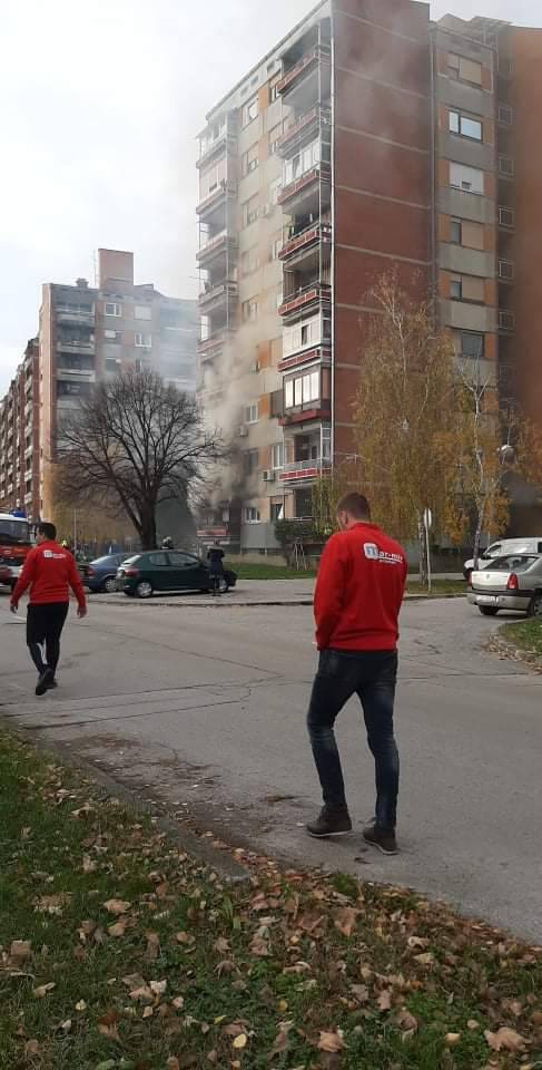 Drama u Zagrebu: Gorio stan, vatrogasci izvukli baku i psa