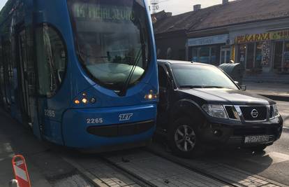 Sudarili se automobil i tramvaj, u nesreći nitko nije ozlijeđen