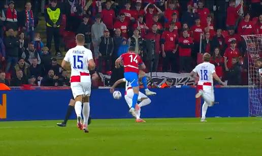 VIDEO Evo za&scaron;to sudac nije svirao penal nakon ruke &Scaron;utala
