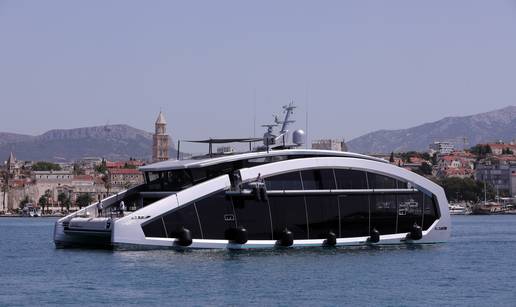 FOTO Nesvakidašnja luksuzna jahta stigla kod Splita! Tjedan dana na njoj košta 350.000 €