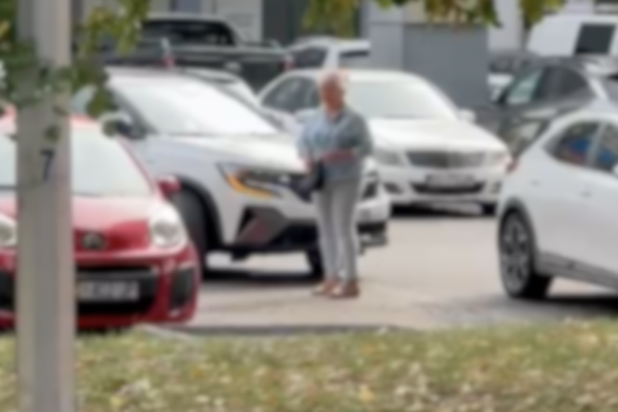 Žena blokira parking u Osijeku