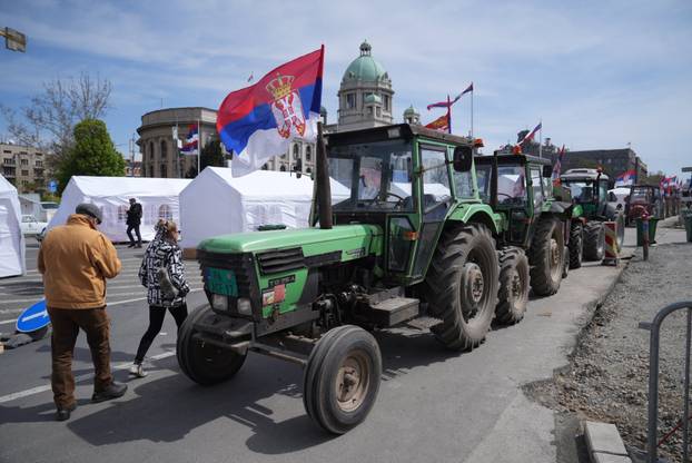 Beograd: Pripreme za trodnevni skup Pokreta za narod i drzavu ispred Narodne skupštine 