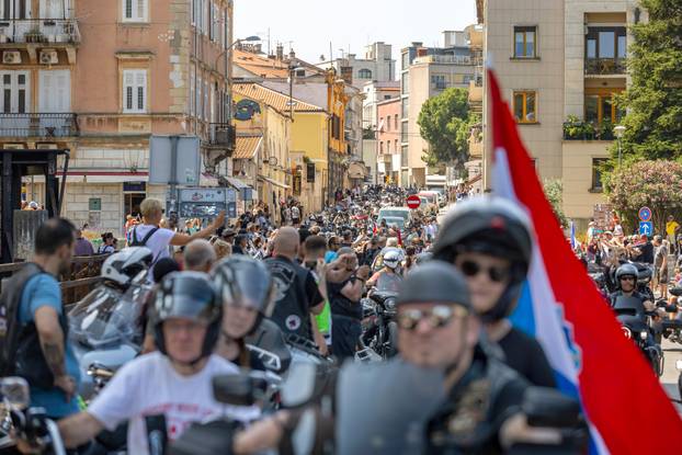Nekoliko tisuća vlasnika Harley Davidsona prolazi kroz Pulu u defileu
