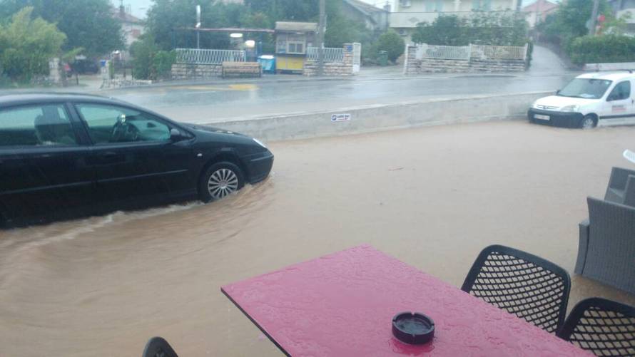 Opći potop u Zadru: Garaže su poplavljene, auti plivaju, kaos...