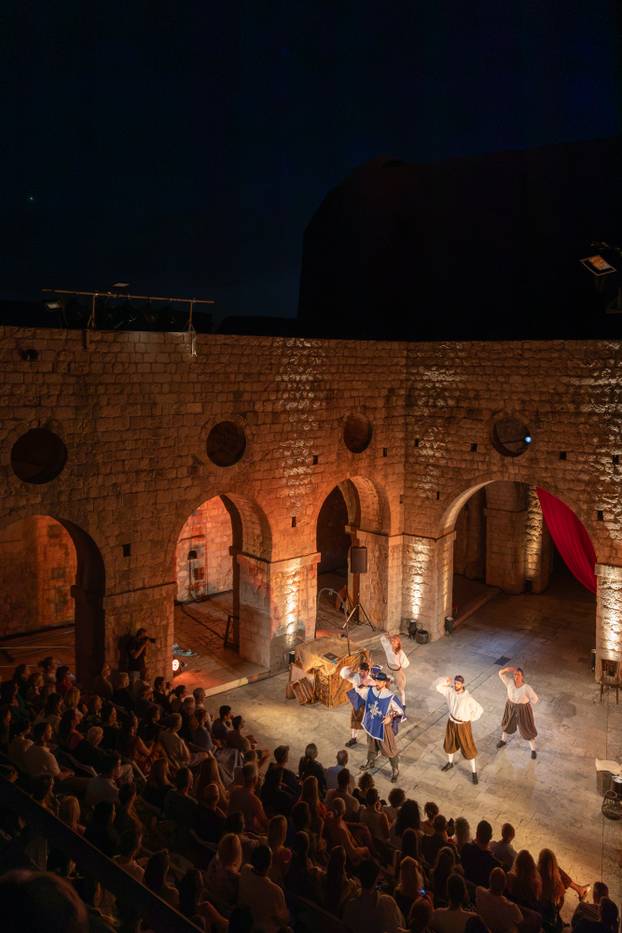 Dubrovnik: Otvoren 12. Midsummer Scene Festival premijerom predstave "Jedan za sve"