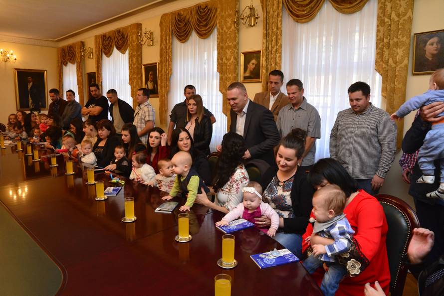 Grad Požega darivao najmlađe sugrađane sa 48.000 kuna