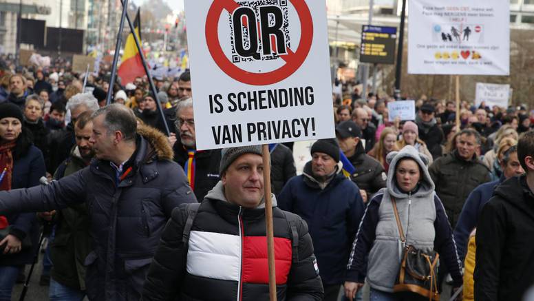 U Bruxellesu tisuće ljudi izašlo na ulice, prosvjeduju protiv zdravstvenih restrikcija
