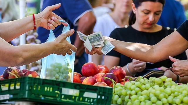 Ponuda voća i povrća na zelenoj tržnici u Puli