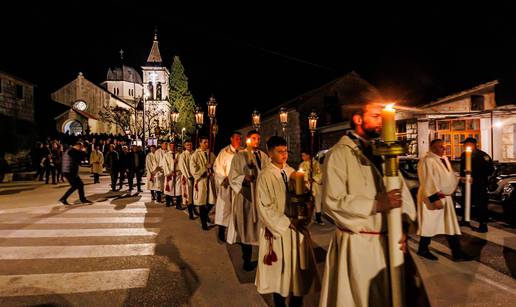 FOTO  Na Hvaru održali noćnu procesiju 'Za Križen'. Tradicija duga više od 500 godina...