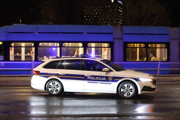 Prometna nesreća u Zagrebu, automobilom se zabio u tramvajsku stanicu