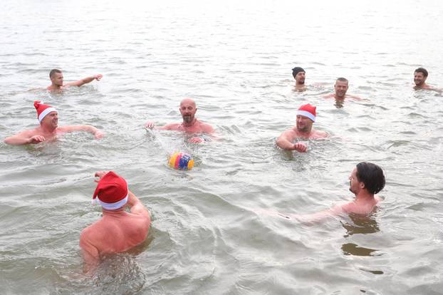 Karlovac: Zimsko kupanje u rijeci Korani