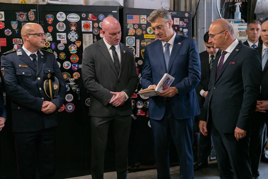 Premijer Plenković posjetio je vatrogasce u New Yorku, pa ostavio ruže za žrtve terorizma