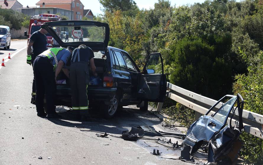 Nesreća kod Pirovca: Rezali su lim na autu da izvuku žrtve