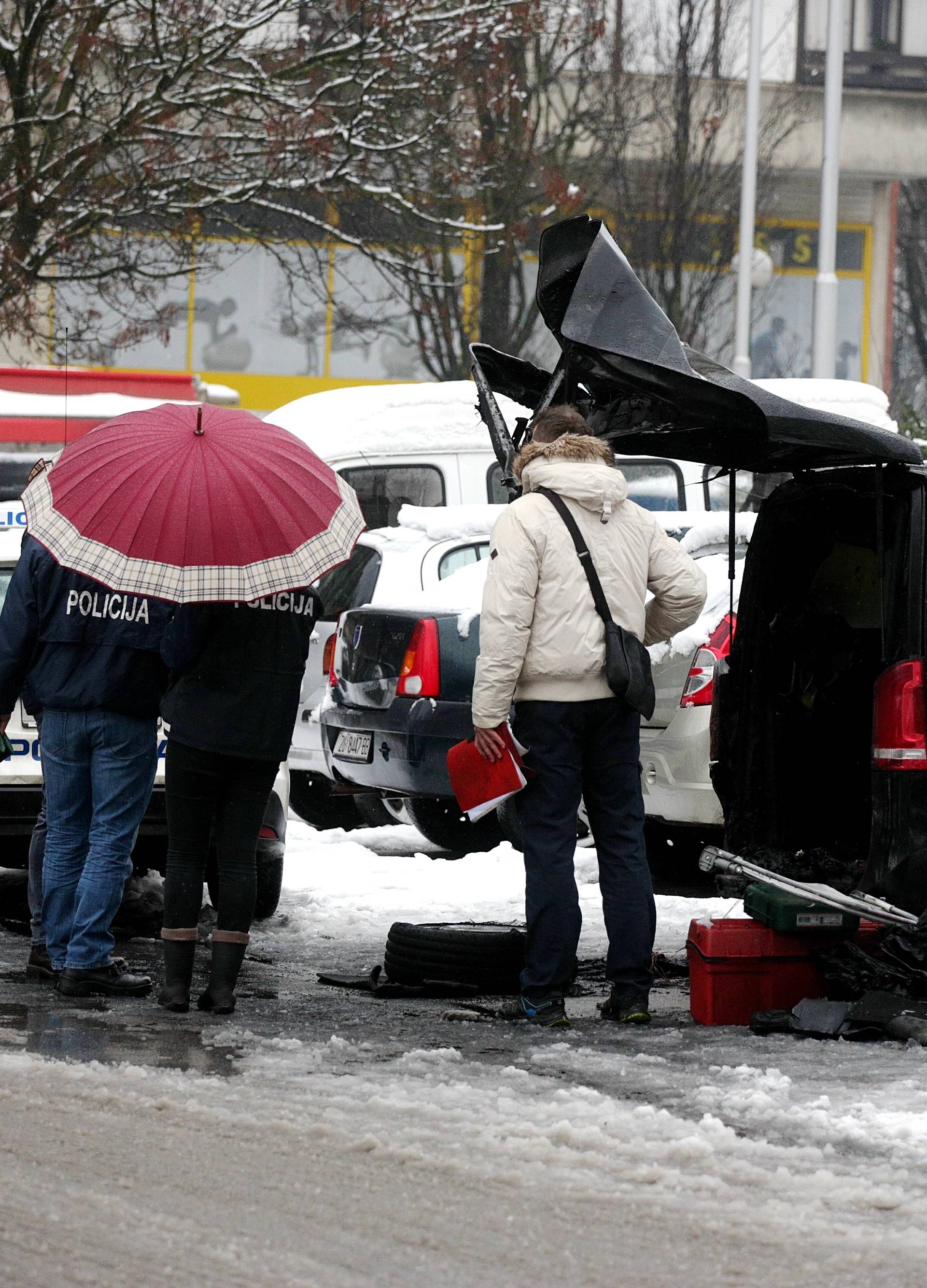 U Zagrebu noćas planuo kombi, vatra se proširila i na Peugeot