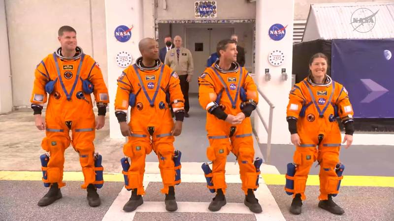 Zašto su neka svemirska odijela takve jarko narančaste boje a neka vrlo drugačije bijele?