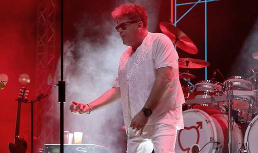 Crvenu Jabuku fanovi u Zadru dva puta vraćali na pozornicu: 'Ovo vam nećemo zaboraviti'