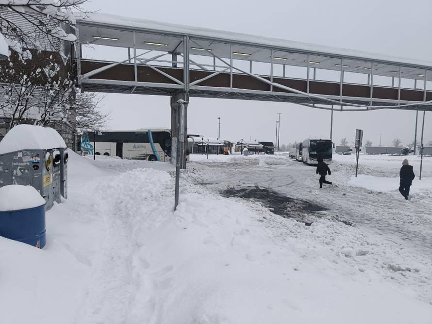 VIDEO Čak 30 studenata zapelo u mećavi kod Macole: 'Dali su nam da spavamo u restoranu'