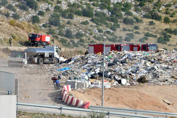 Sibeik: Pozar na odlagalistu otpada Bikarac gasi nekoliko vatrogasnih vozila