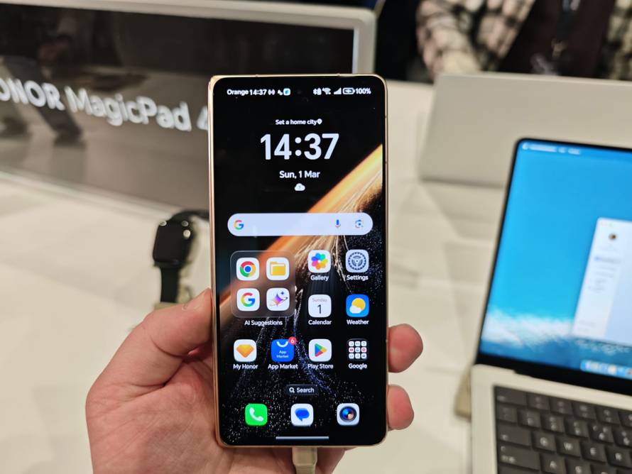 VIDEO Honorov robotski udar: Telefon s kamerom kao iz crtića i robot na dvije noge ukrali šou