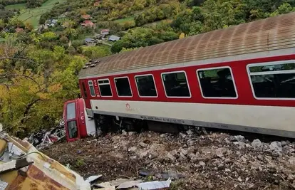 FOTO Više od 100 ozlijeđenih u sudaru vlakova u Slovačkoj: Vagon visi nad provalijom!