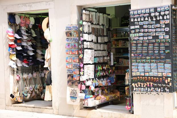 Šibenik: Ponuda suvenira u suvenirnici