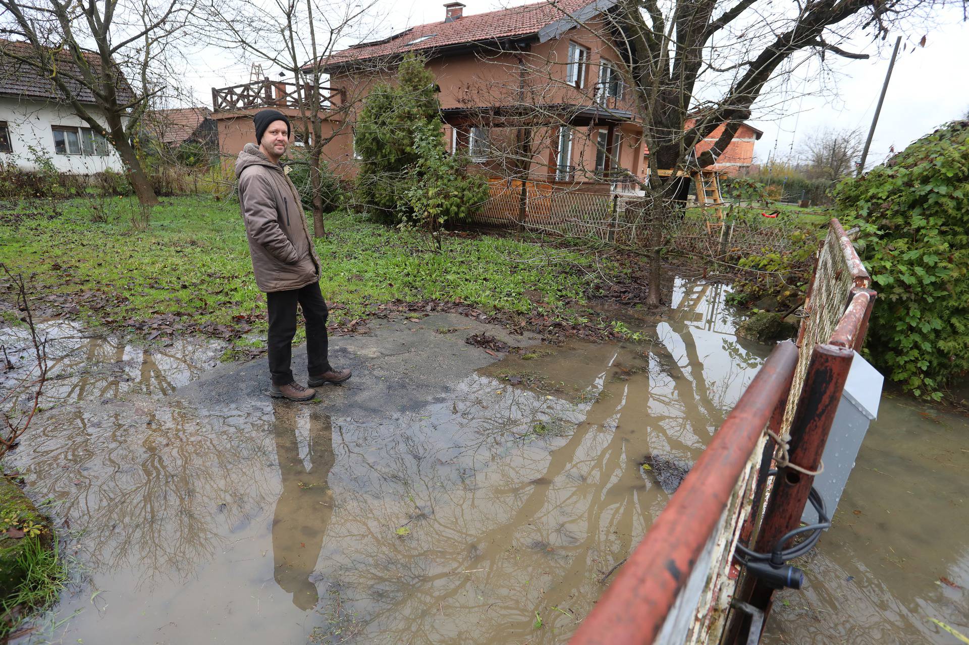 Poplavljeno je karlovačko naselje Brodarci, box barijere nisu izdržale