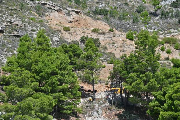 Nastavlja se rušenje bespravno izgrađenih objekata u uvali Vruja