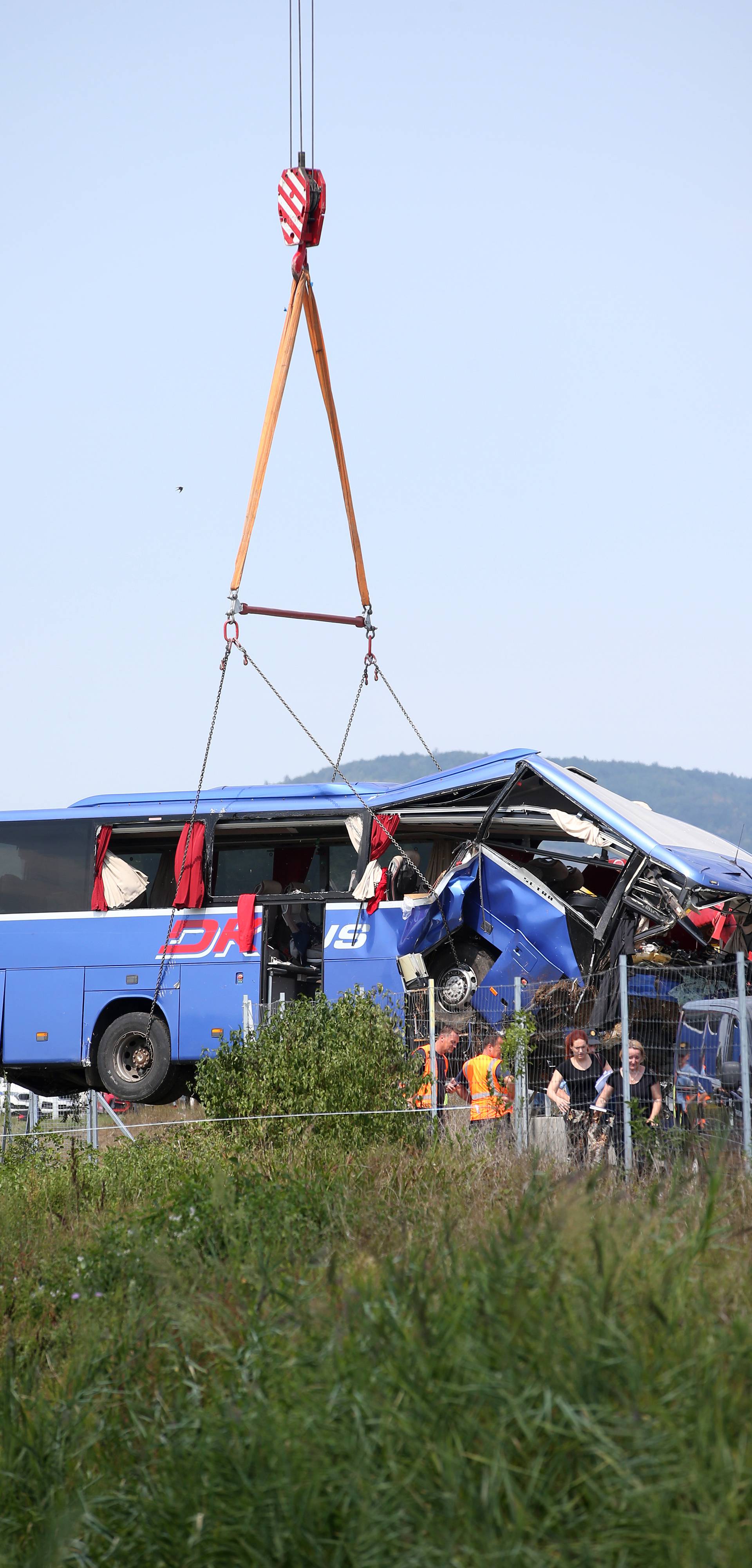 Teška nesreća na A4: Izvlačenje autobusa nakon nesreće u kojoj je poginulo 12 ljudi