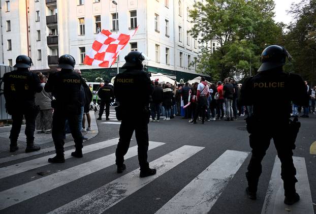 Prag: Hrvatski navijači u korteu idu do stadiona