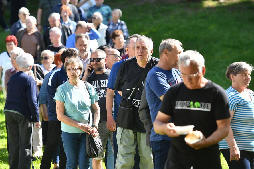 Čakovec: Građani čekali u redu za porciju graha 