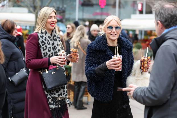 Zagreb: Dobro raspoložena Uršula Tolj uživala u fritulama