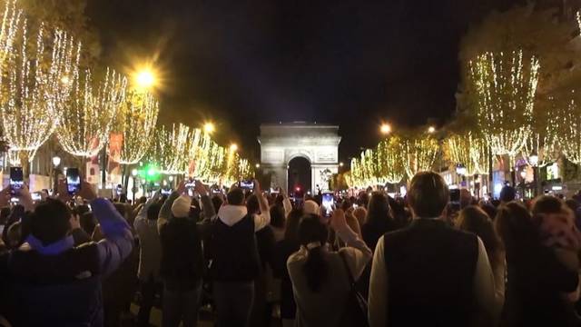VIDEO Šareno blještavilo: Na Champs Elysees upaljena su sva svijetla za početak Adventa
