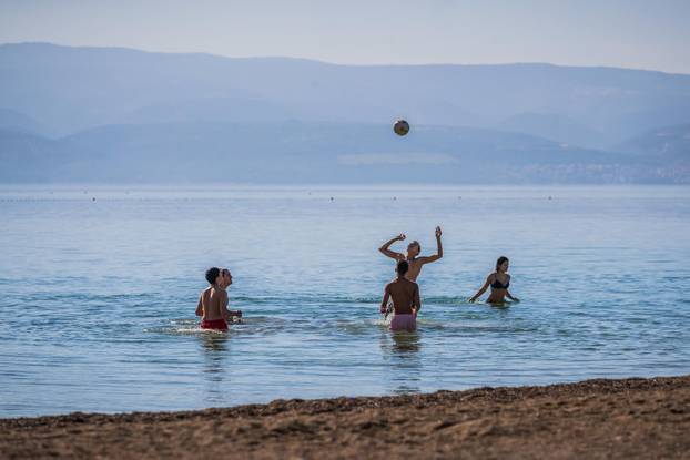 Omiš: Ljetni ugođaj na gradskoj plaži