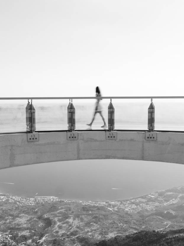 FOTO Hrvatica 'privodi' zvijezde FNC-a pred kameru, odjenula i dres Partizana: 'Neki će hejtati'