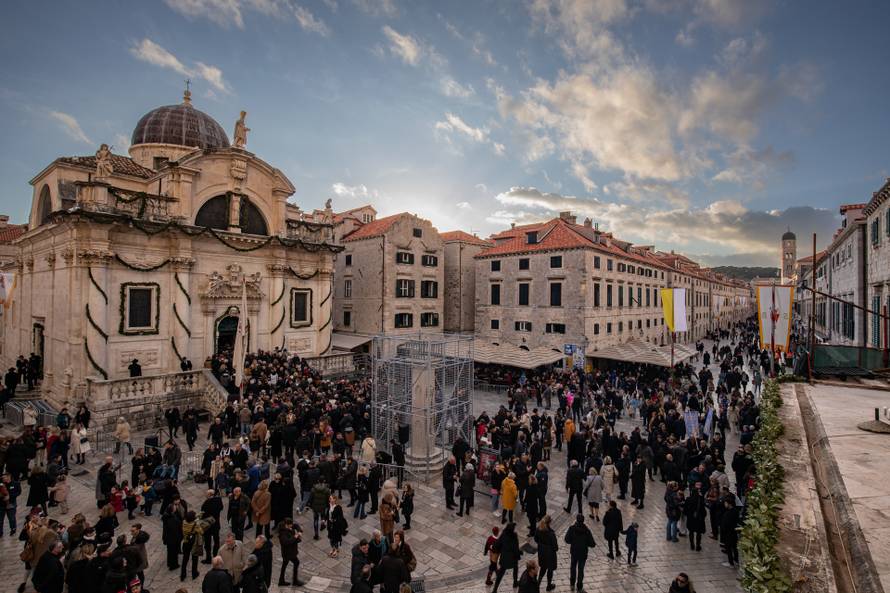 Dubrovnik: Tradicionalnim podizanjem barjaka uz parčevu himnu svečano je otvorena 1051. Festa sv. Vlaha.