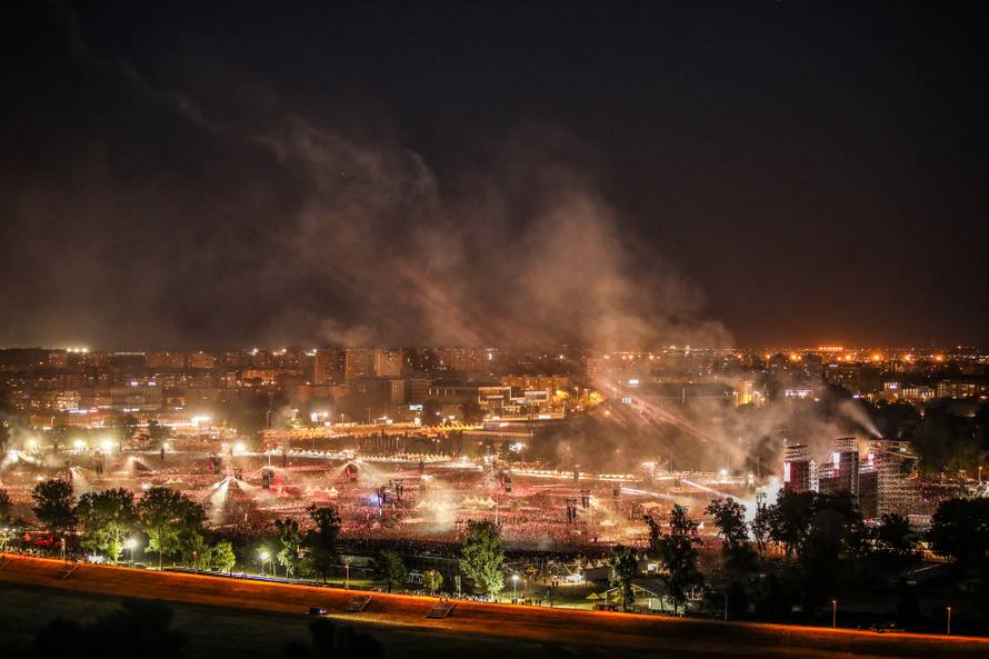 Pogled s Prisavlja na scenografiju dronovima na koncertu Marka Perkovića Thompsona 