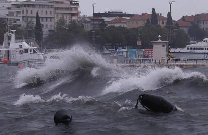 FOTO Nevrijeme hara obalom: Olujno jugo šiba splitsku rivu. Veliki valovi poplavili obalu