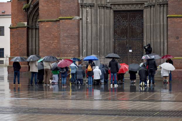 Osijek: Ispred konkatedrale skupina muškaraca molila krunicu