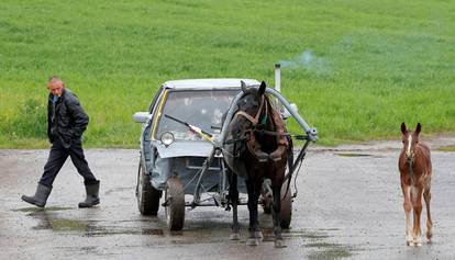 Bjeloruski pastir je prepolovio Audi 80 pa sad vozi na jednu konjsku snagu: 'Sad je Audi 40'