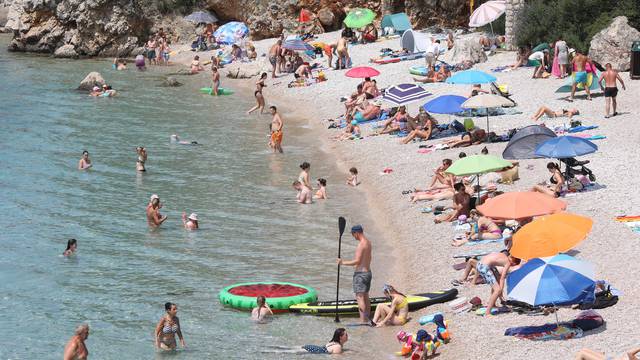 Rijeka: Ljudi uživaju na plaži Nova Voda u Kostreni