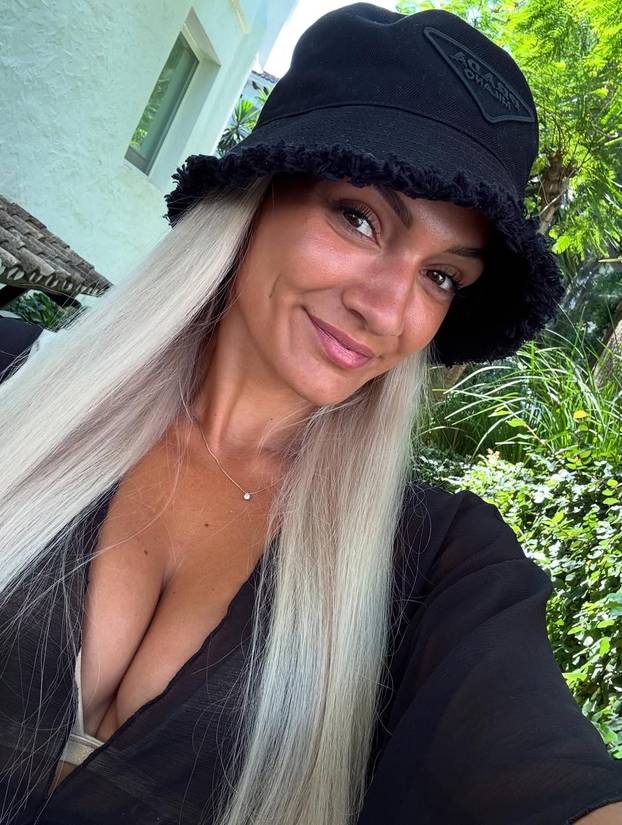 FOTO Zanosna plavuša bodrit će češkog golmana protiv Hrvatske