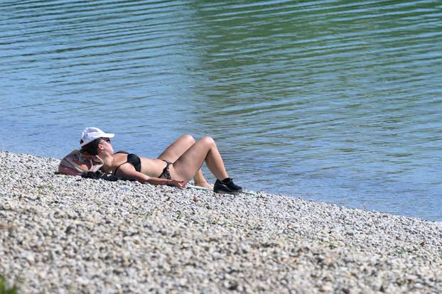 Zagreb: Građani uživaju u sunčanoj nedjelji na Jarunu