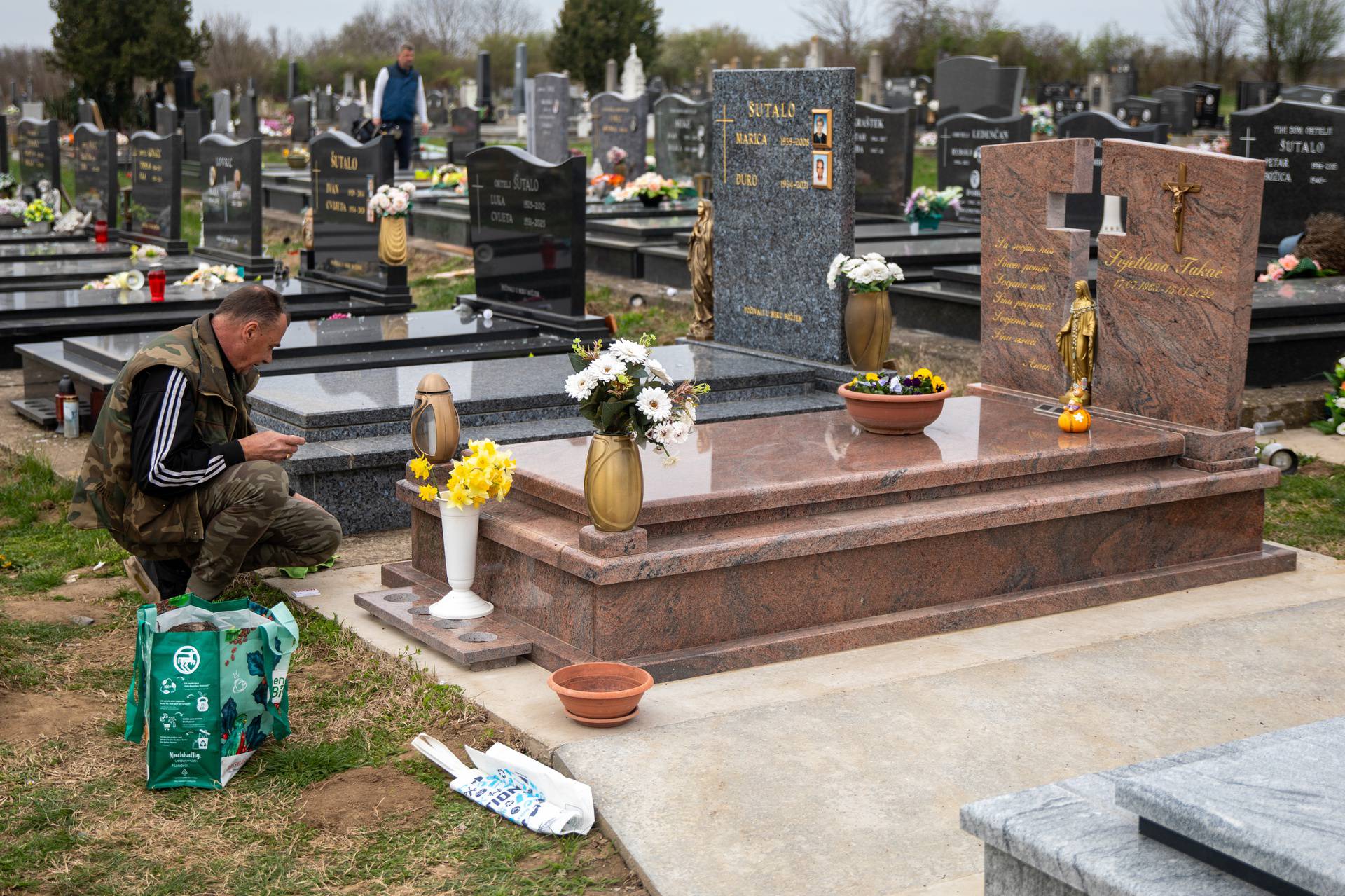 Erdut: Vandali uništili grobove na katoličkom groblju