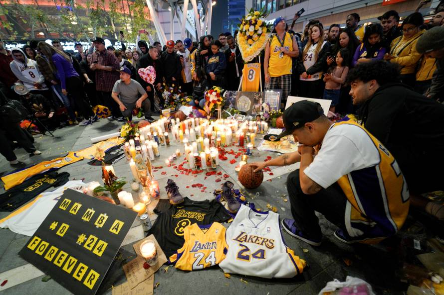Rijeke navijača odaju počast Kobeju ispred njegova Staplesa
